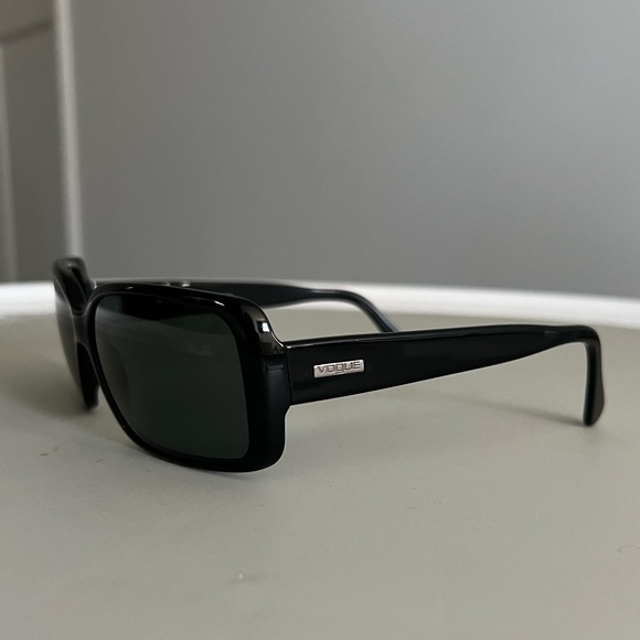 Vogue sunglasses, black rectangle frames, made in Italy - Picture 3 of 6
